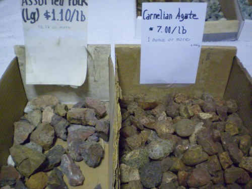 Tumblable carnelian agate, and assorted similar ro